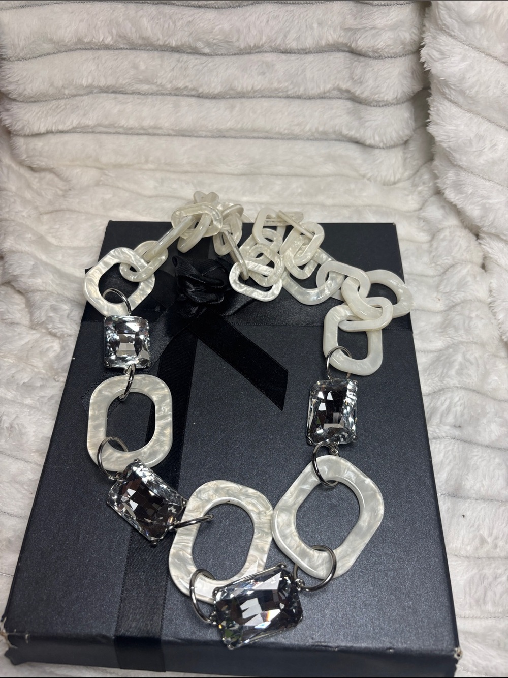 Pearl-White Resin Link Necklace with Clear Crystal Accents 40’